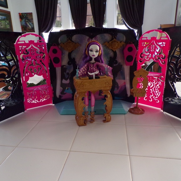 Monster High 13 Wishes Party Lounge & Spectra Vondergeist Doll - Picture 1 of 5